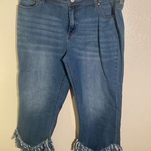 Cropped Frayed Hem Jeans in Medium Blue